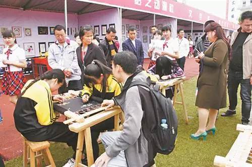 熱點 重慶日報專版報道秀山職教中心辦學成果